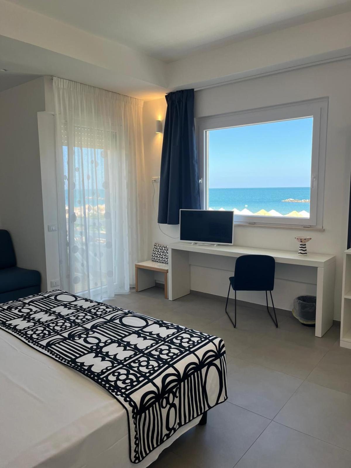 Albergo Punta De L'Est Francavilla Al Mare Exterior foto